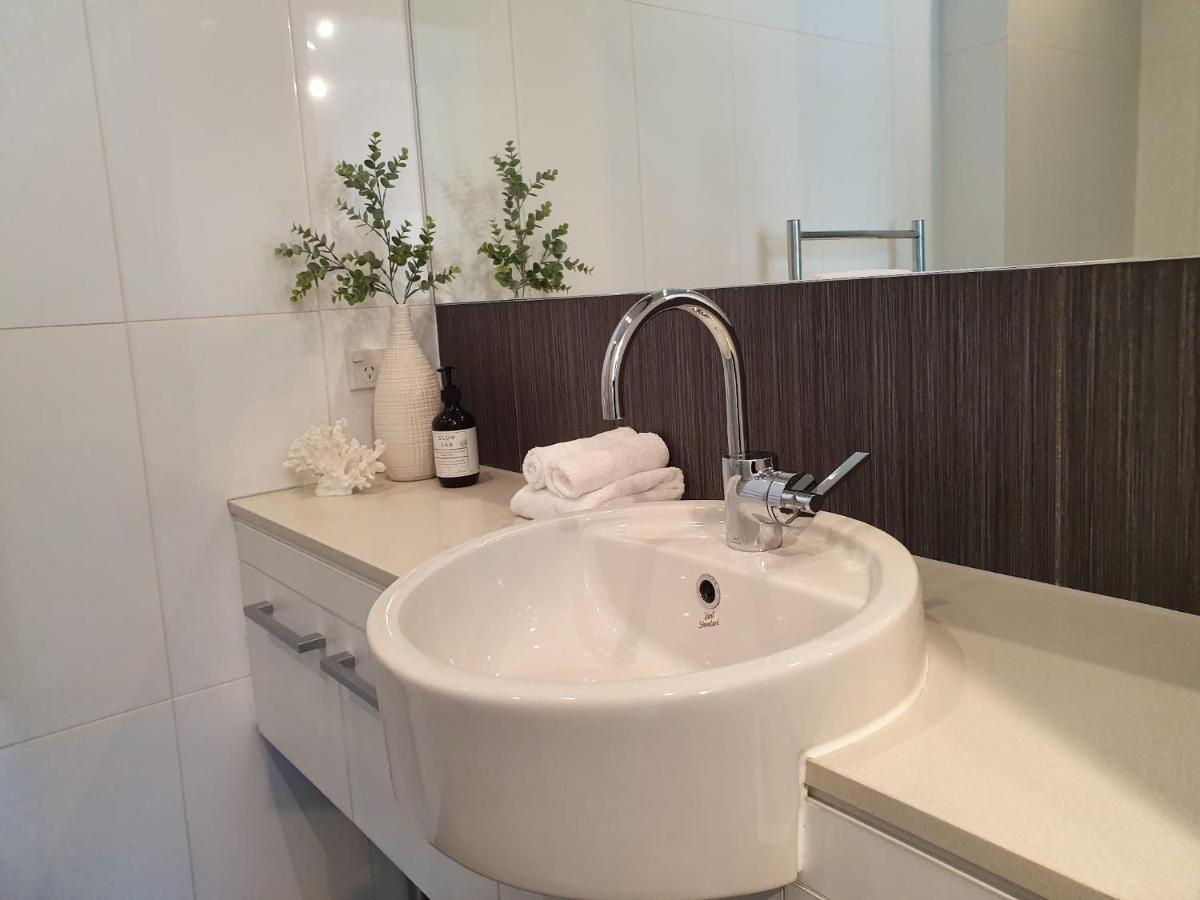 Appartamento Stylish Haven Luxury Interiors In Prime Location Distretto di Distretto di Queenstown Esterno foto