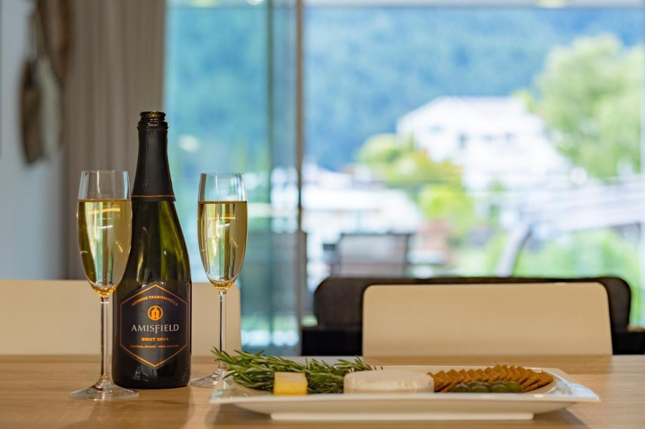 Appartamento Stylish Haven Luxury Interiors In Prime Location Distretto di Distretto di Queenstown Esterno foto