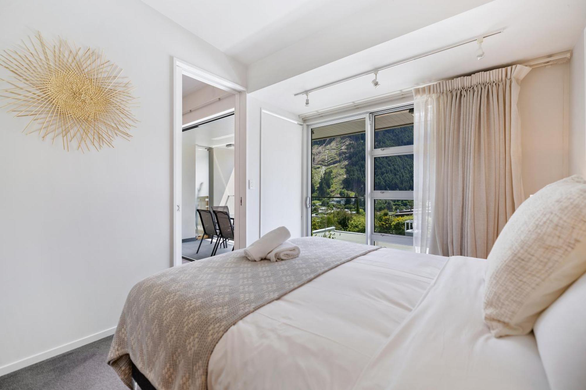 Appartamento Stylish Haven Luxury Interiors In Prime Location Distretto di Distretto di Queenstown Esterno foto