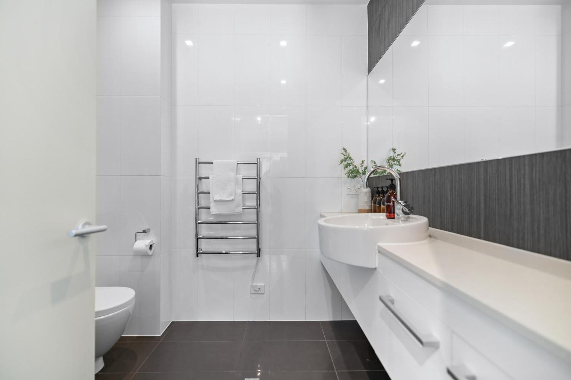Appartamento Stylish Haven Luxury Interiors In Prime Location Distretto di Distretto di Queenstown Esterno foto