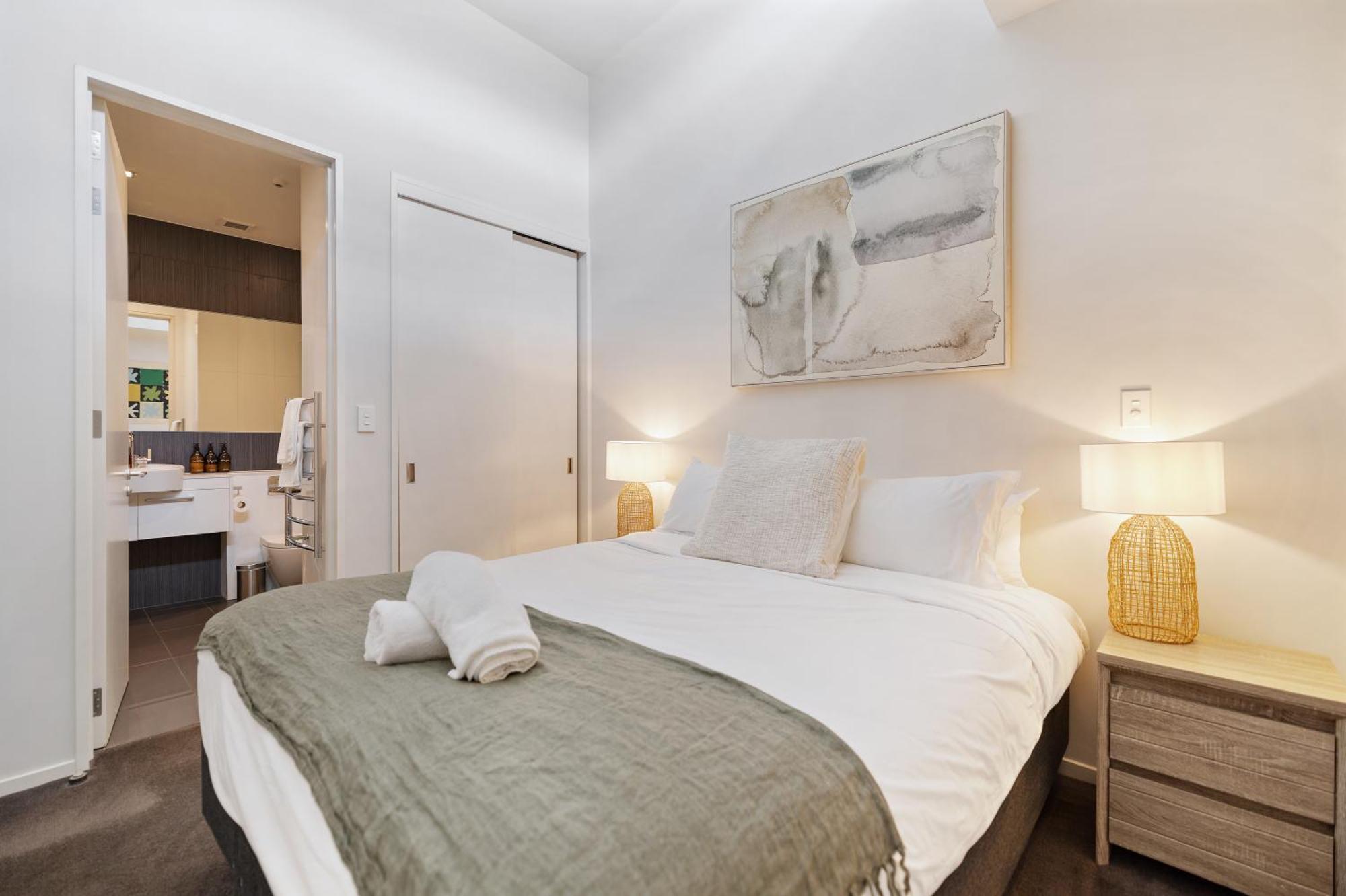 Appartamento Stylish Haven Luxury Interiors In Prime Location Distretto di Distretto di Queenstown Esterno foto